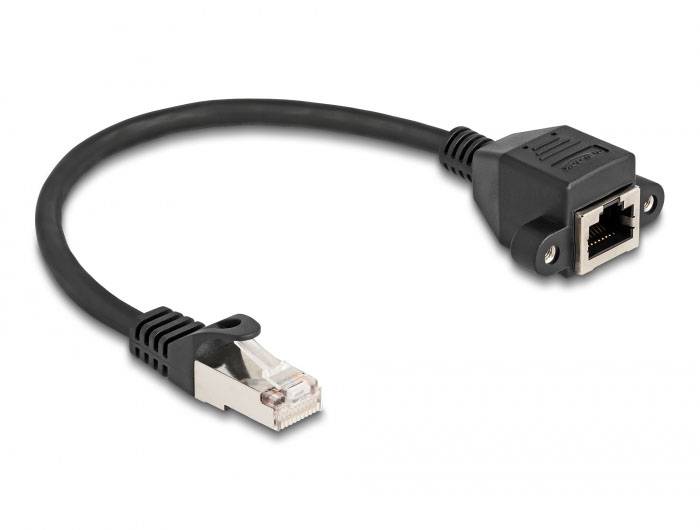 RJ45-Verlängerungskabel mit Stecker und Buchse aus Metall und Kunststoff, geeignet für Netzwerkverbindungen.