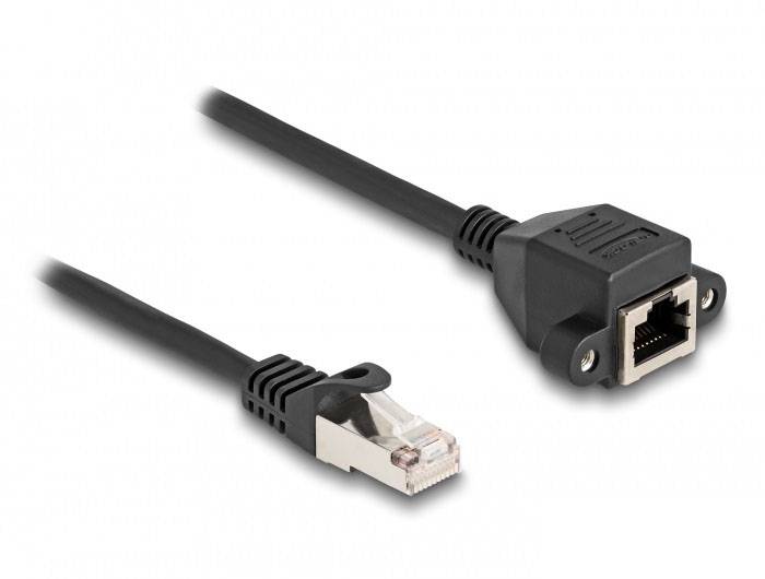 Ein schwarzes Ethernet-Verlängerungskabel mit einem Stecker und einer Buchse. Ideal zur Verlängerung von Netzwerkverbindungen.