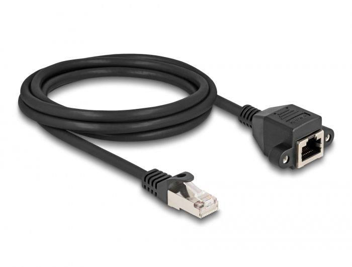 Schwarzes Ethernet-Verlängerungskabel mit einem RJ45-Stecker auf der linken Seite und einer RJ45-Buchse auf der rechten Seite.
