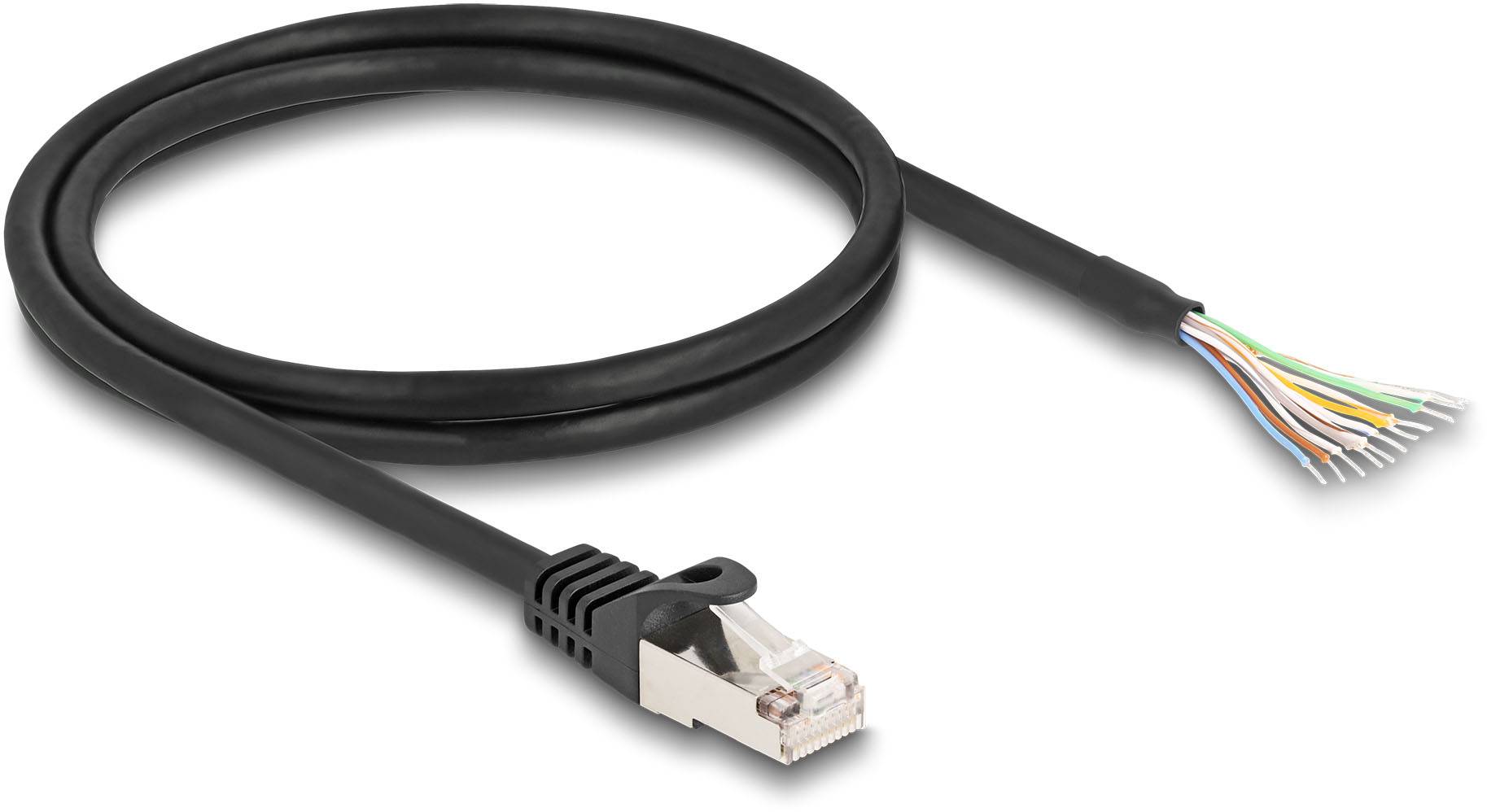 Ein Ethernet-Kabel mit RJ45-Stecker auf der einen und abisolierten, farblich kodierten Drähten auf der anderen Seite.
