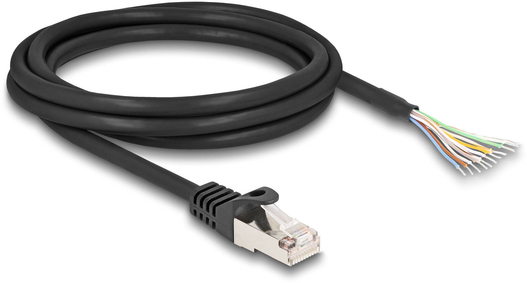 Ein schwarzes Ethernet-Kabel mit einem abisolierten Ende, das farbige Drahtadern zeigt, und einem Stecker auf der anderen Seite.