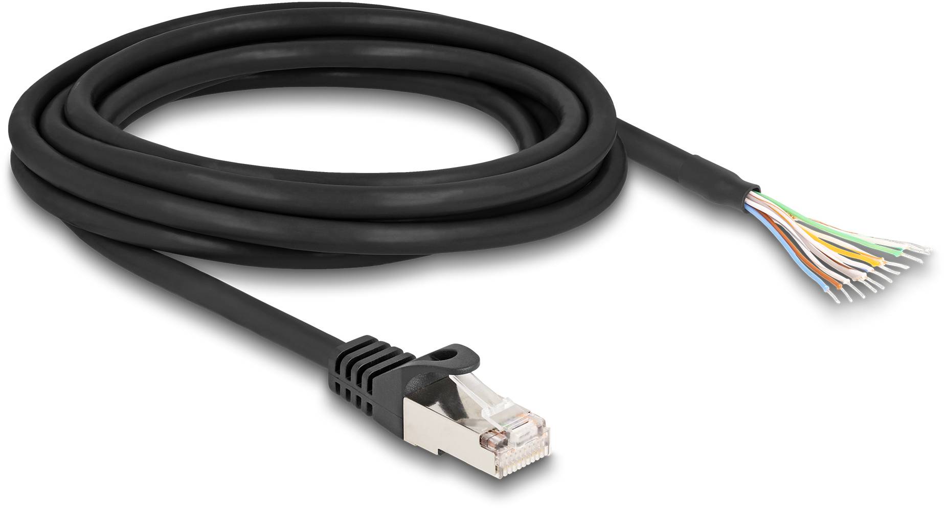 Ein schwarzes Ethernet-Kabel mit RJ45-Stecker links und freiliegenden Adern rechts, zeigt Kabelenden in verschiedenen Farben.