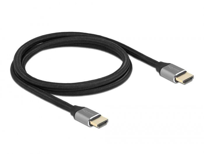 Schwarzes HDMI-Kabel mit goldenen Anschlüssen, gewunden auf weißem Hintergrund, dient zur Übertragung von Audio- und Videosignalen.