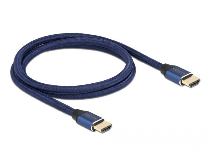 Ein blaues HDMI-Kabel mit goldenen Anschlüssen, zusammengerollt, auf weißem Hintergrund.