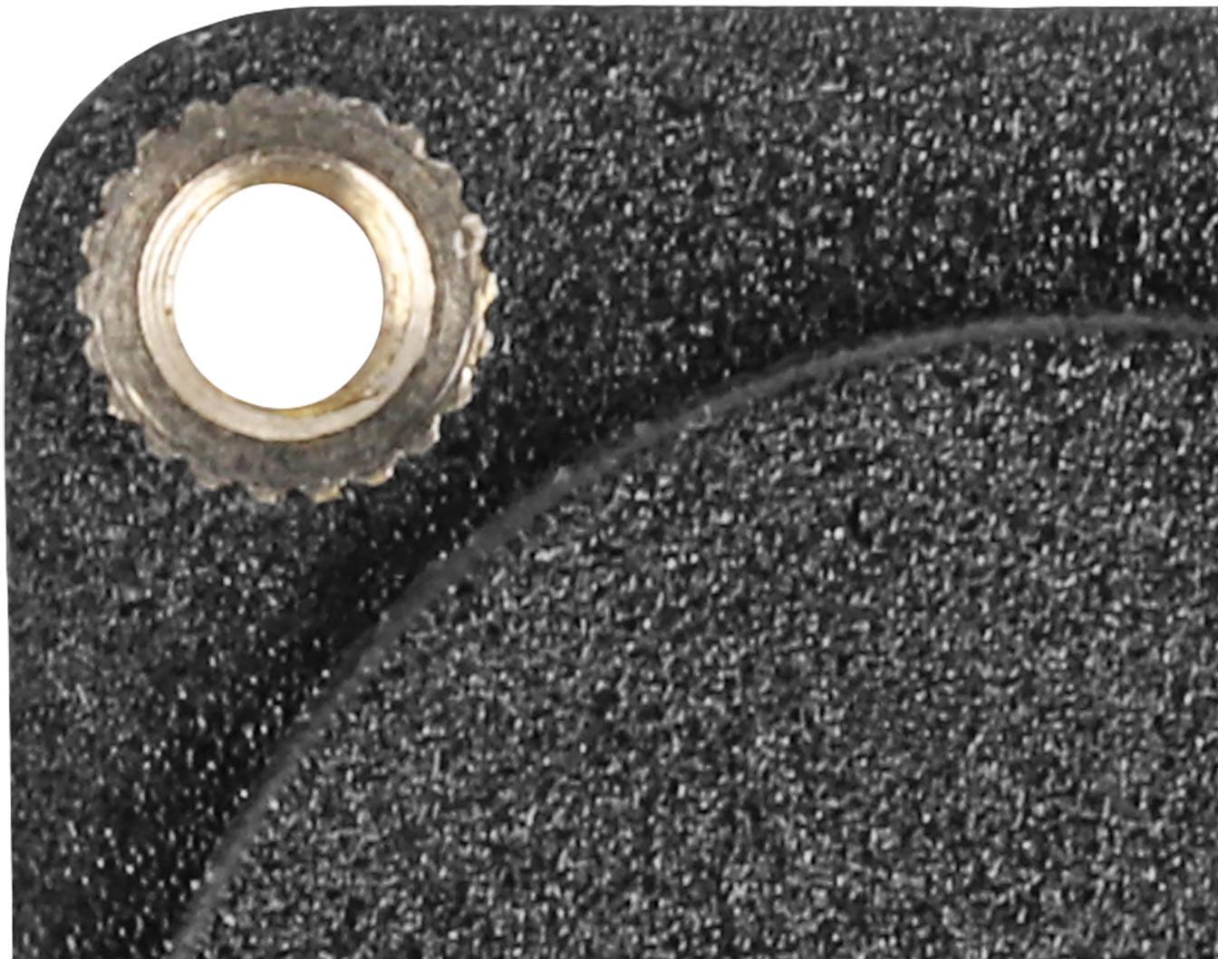 Ein Teil eines dunklen, strukturierten Materials mit einem kleinen, runden Metallloch an der Ecke, wahrscheinlich zur Befestigung.