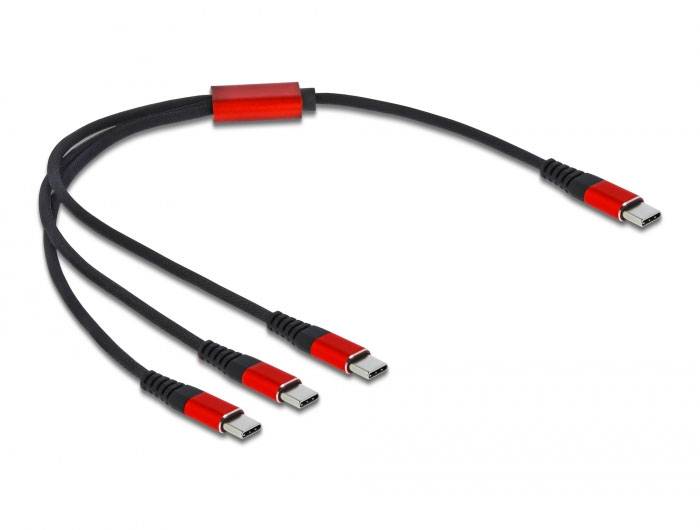 Ein schwarzes Kabel mit rotem Verteiler teilt sich in vier USB-C-Stecker auf, geeignet für Mehrfachverbindungen.