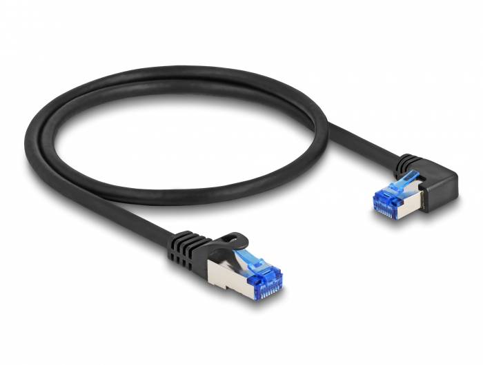 Ein schwarzes Ethernet-Kabel mit zwei blauen Steckern, einer gerade, der andere rechtwinklig gewinkelt.