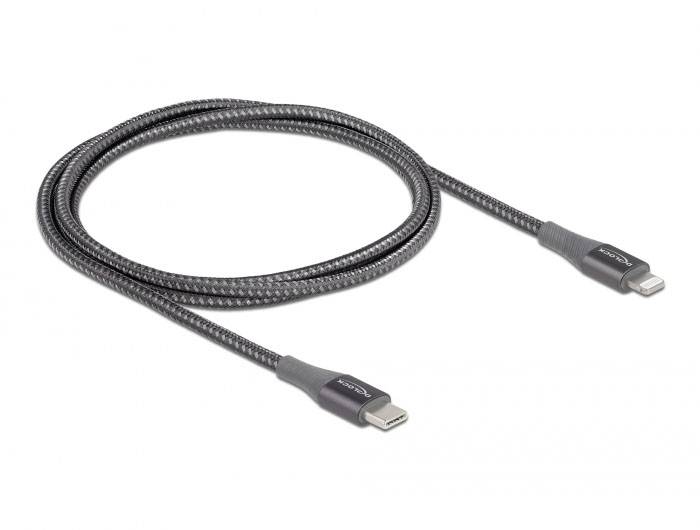 Geflochtenes USB-C-zu-Lightning-Kabel mit schwarzem Stecker auf weißem Hintergrund, verwendet zum Laden und Datentransfer.