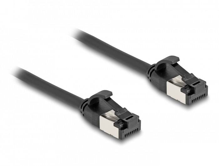 Schwarzes Ethernet-Kabel mit zwei Steckern, geeignet für die Netzwerkverbindung von Computern und anderen Geräten.
