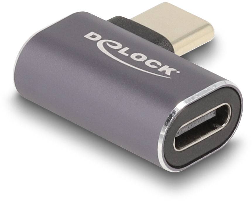 Ein USB-C-Adapter im Querformat mit einem silbernen Metallgehäuse, markiert mit einem Firmenlogo. Er hat einen USB-C-Anschluss an einer Seite.