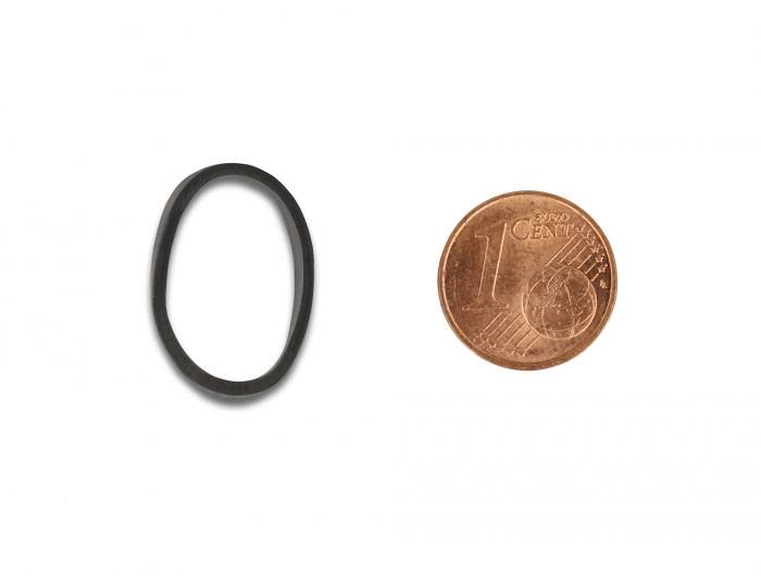 Schwarzes Gummiband neben einer 1-Eurocent-Münze auf weißem Hintergrund. Das Gummiband ist oval und die Münze gibt Größenvergleich.