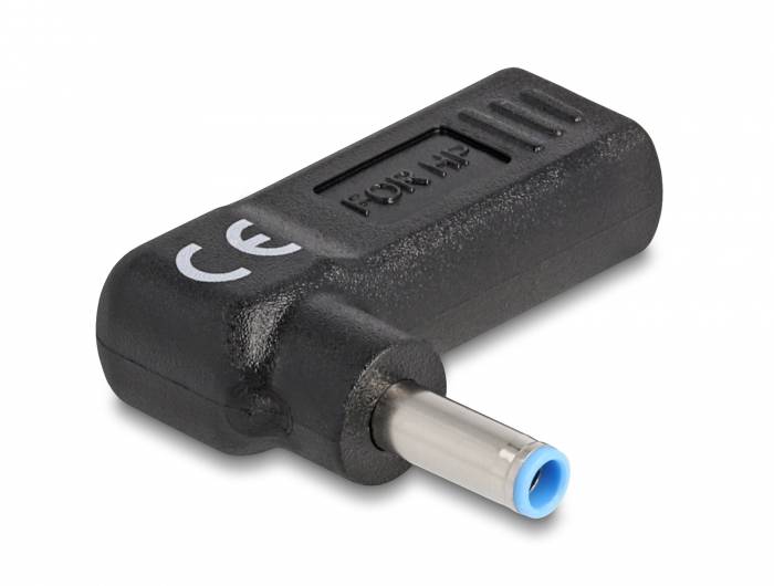 Ein schwarzer Adapterstecker mit CE-Kennzeichnung, rechteckiger Form und Metallstift, verwendet für elektronische Geräte.