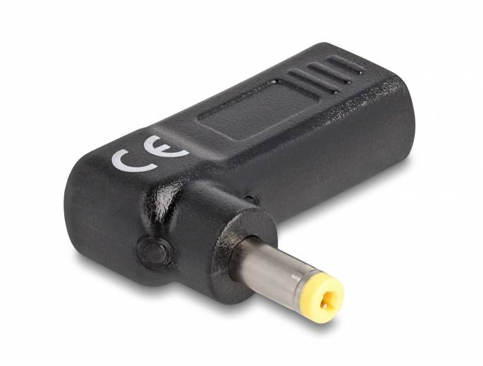 Ein schwarzer Adapter mit CE-Kennzeichnung zeigt einen Metallstecker mit gelber Spitze, verwendet für elektronische Verbindungen.