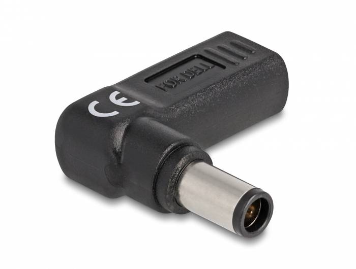 Schwarzer DC-Steckeradapter mit abgewinkeltem Gehäuse und CE-Kennzeichnung, geeignet für elektrische Verbindungen.