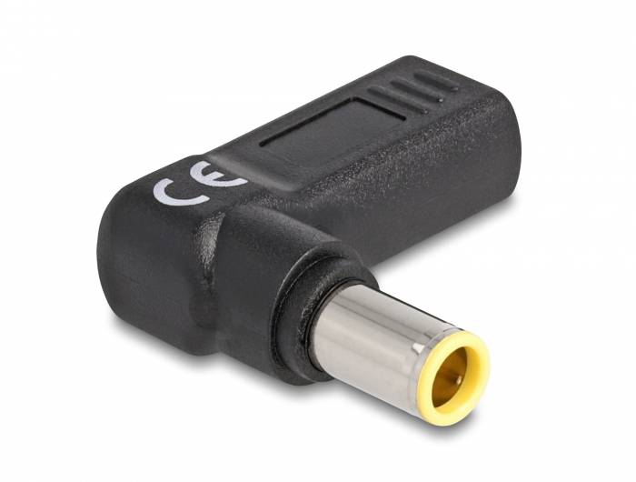 Ein schwarzer Winkel-Gleichstromadapter mit einem gelben Innenring und CE-Kennzeichnung, zur Stromversorgung elektronischer Geräte.