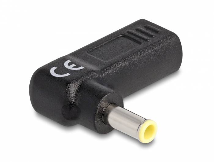 Schwarzer DC-Stecker-Winkeladapter mit CE-Kennzeichnung. Er hat einen gelben Innenring an der Metallspitze und ist für Elektronikgeräte geeignet.