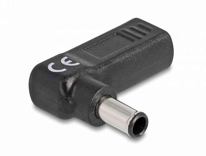 Schwarzer DC-Netzteilstecker mit metallischer Spitze, liegt auf weißem Hintergrund. CE-Kennzeichnung sichtbar auf dem Plastikgehäuse.
