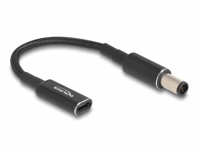 Ein schwarzes Anschlusskabeladapter mit geflochtenem Mantel, USB-C-Stecker auf Hohlstecker, geeignet für elektronische Geräte.