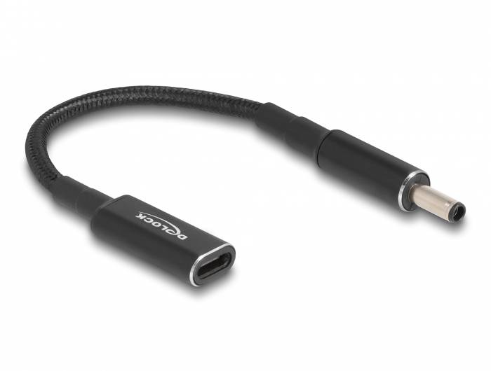 Ein schwarzes Adapterkabel mit einem USB-C-Anschluss auf einer Seite und einem Hohlstecker auf der anderen.