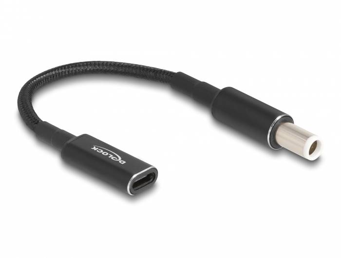 Schwarzes USB-C-auf-Klinke-Adapterkabel mit geflochtenem Mantel, geeignet zum Anschluss von Kopfhörern an moderne Geräte.