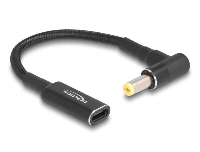 USB-C-zu-Netzteil-Adapterkabel mit gewinkeltem Stecker und geflochtenem Kabelmantel, geeignet für den Anschluss an Ladegeräte.