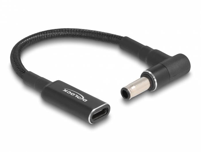 Ein Delock Adapter mit USB-C Buchse und Winkel-DC-Stecker, schwarz, geeignet für den Anschluss von Geräten mit unterschiedlichen Schnittstellen.