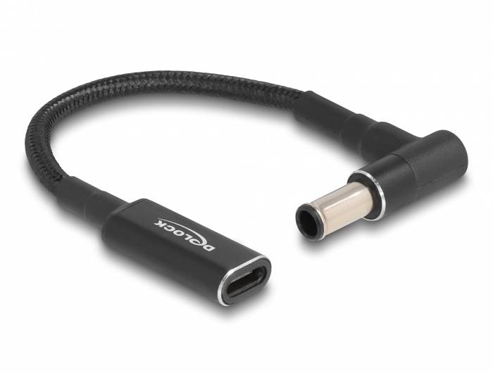 Ein schwarz geflochtenes USB-C auf Power-Stecker Adapterkabel, angewinkelt, geeignet zum Anschluss von Geräten mit unterschiedlichen Anschlüssen.