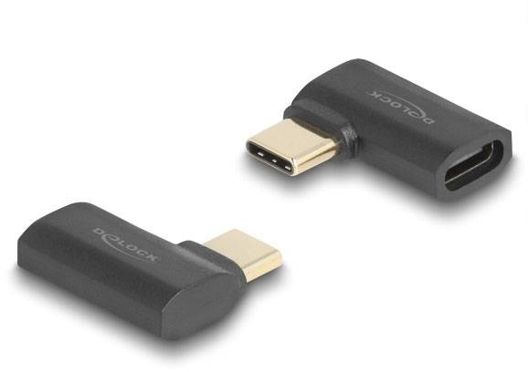 Zwei schwarze USB-C-Stecker mit abgewinkeltem Design, einer mit männlichem Anschluss, der andere mit weiblichem Anschluss.