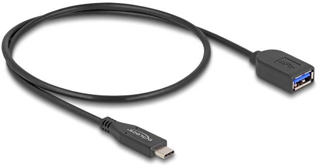 Ein USB-C-auf-USB-A-Adapterkabel mit schwarzer Ummantelung. Der USB-C-Stecker befindet sich links und der USB-A-Anschluss rechts.