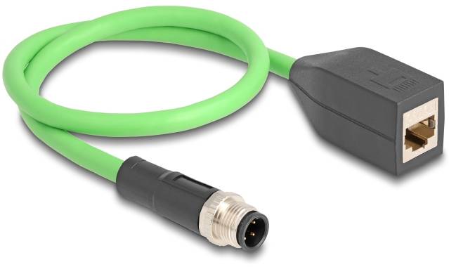 Grünes Netzwerkkabel mit einem RJ45-Stecker und einem schwarzen Adapter, der für den Anschluss an industrielle Geräte geeignet ist.