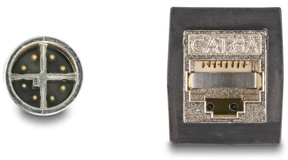 Runder Stecker mit vier goldenen Pins links, quadratische CAT.6A Ethernet-Buchse rechts. Beide auf weißem Hintergrund.