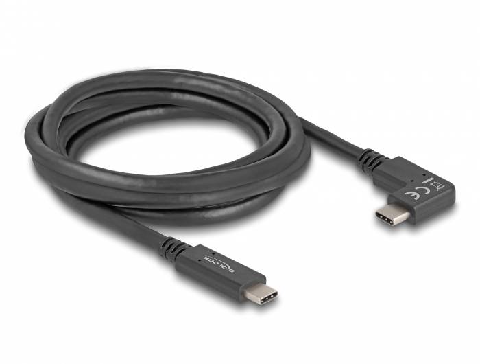 Ein schwarzes USB-C-Kabel mit einem rechten Winkelstecker auf einer Seite, eingewickelt in einer lockeren Spiralform, auf weißem Hintergrund.