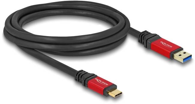 Ein schwarzes USB-Kabel mit einem USB-A-Stecker und einem USB-C-Stecker. Beide Stecker haben rote Gehäuse mit Aufschrift.