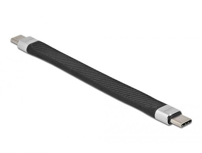 Ein schwarzes USB-C-Ladekabel mit geriffeltem Muster, das an beiden Enden silberne Anschlüsse hat, liegt flach auf einer weißen Oberfläche.