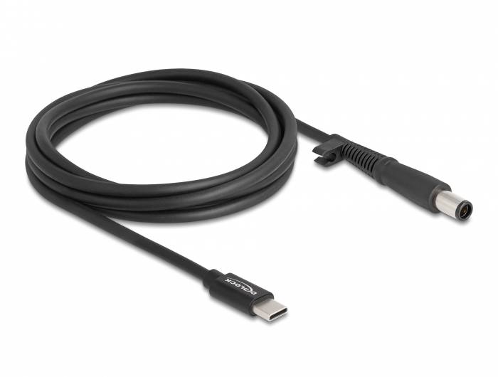 Ein schwarzes USB-C-zu-DC-Netzkabel mit einer Schlaufe liegt auf einem weißen Hintergrund. Geeignet für elektronische Geräte.