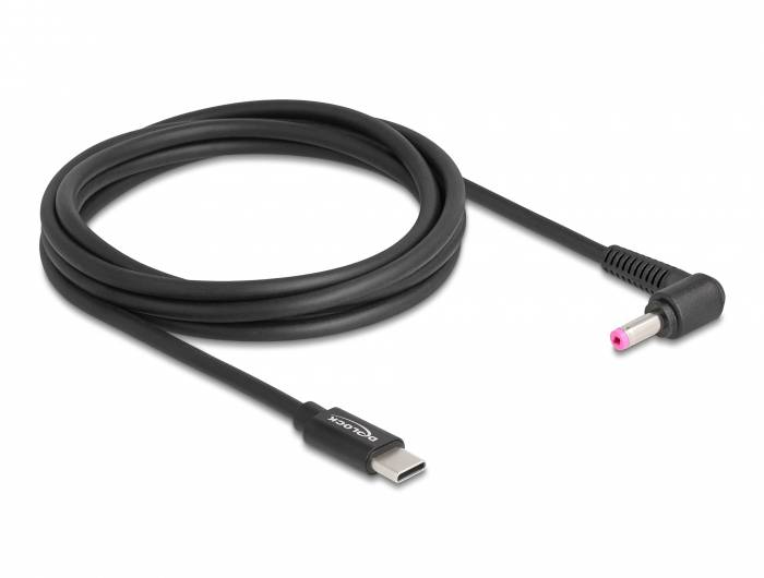 Schwarzes Kabel mit USB-C-Anschluss auf einer Seite und einem abgewinkelten Stecker mit pinkem Ende auf der anderen Seite.