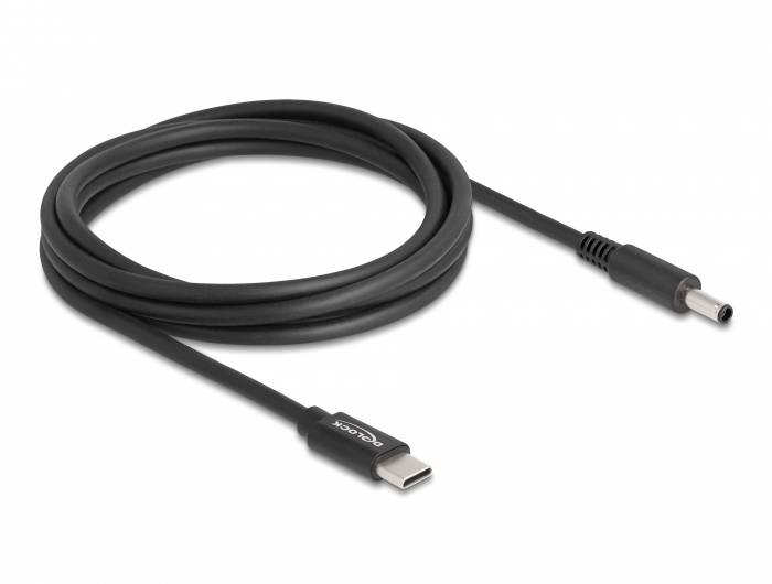 Schwarzes USB-C auf DC-Kabel auf weißem Hintergrund. Das Kabel ist aufgerollt mit Anschlüssen an beiden Enden sichtbar.
