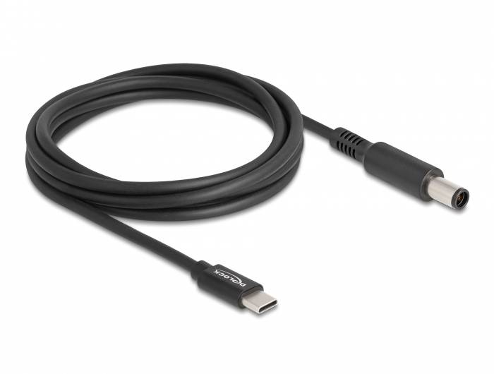 Ein schwarzes USB-C zu DC Adapterkabel, aufgerollt auf einer weißen Oberfläche. Links USB-C-Stecker, rechts runder DC-Stecker.