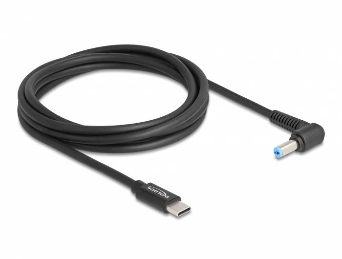 Ein schwarzes Ladekabel mit USB-C-Anschluss auf der einen Seite und einem runden Stecker auf der anderen Seite, auf weißem Hintergrund.