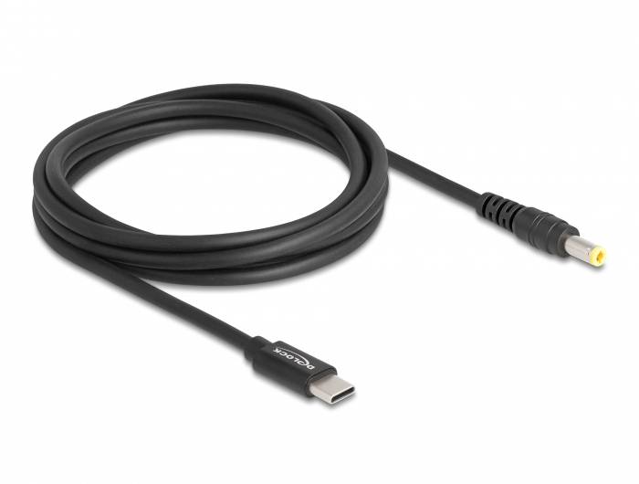 Ein schwarzes Ladekabel mit einem USB-C-Anschluss auf der einen Seite und einem runden Stecker auf der anderen, aufgerollt präsentiert.