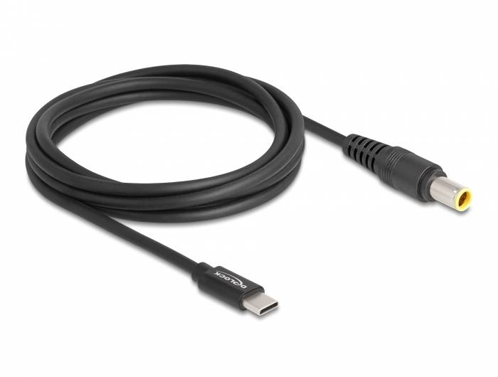 Ein schwarzes USB-C-auf-DC-Stromkabel mit gewinkeltem Stecker, geeignet zur Verbindung von Elektronikgeräten.