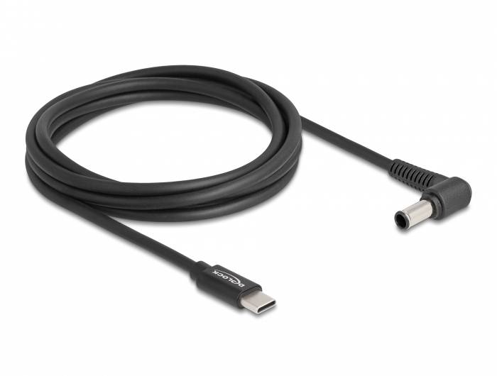 Schwarzes USB-C-zu-DC-Netzteilkabel mit gewinkeltem Kopf. Genutzt zur Stromversorgung von Geräten, die eine DC-Verbindung erfordern.