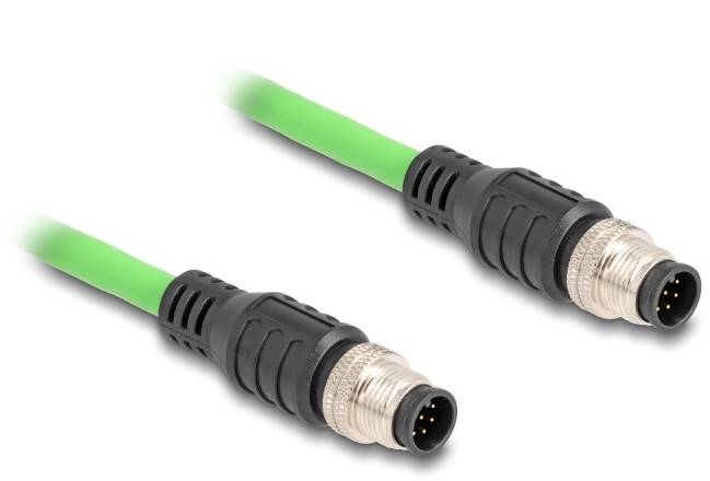 Zwei grüne M12-Steckverbinder mit schwarzen und metallenen Enden, geeignet für industrielle Anwendungen und robuste Verbindungen.