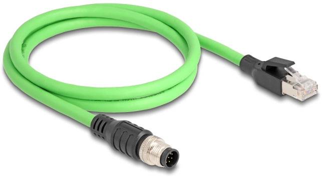 Ein grünes Ethernet-Kabel mit einem RJ45-Stecker auf der einen Seite und einem runden Stecker auf der anderen, auf weißem Hintergrund.