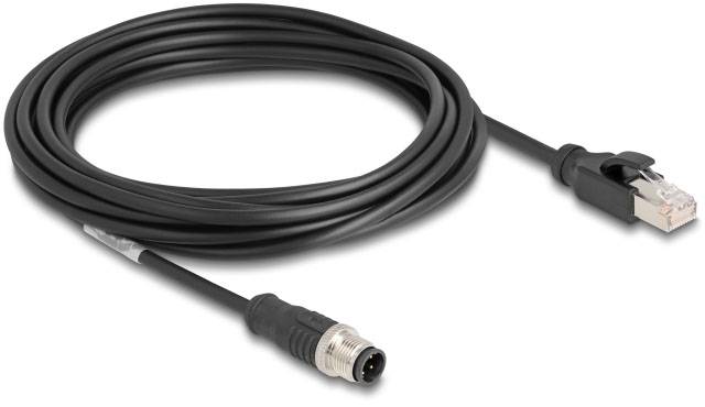 Ein schwarzes Kabel mit einem RJ45-Stecker an einem Ende und einem runden M12-Stecker am anderen Ende, geeignet für industrielle Anwendungen.