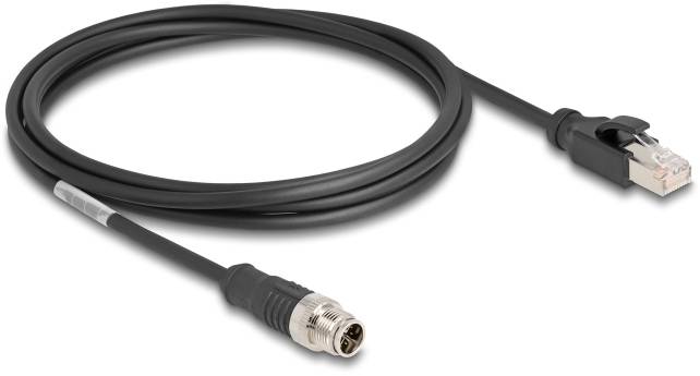 Schwarzes Ethernet-Kabel mit RJ45-Stecker auf der einen Seite und einem zylindrischen Metallstecker auf der anderen Seite, auf weißem Hintergrund.