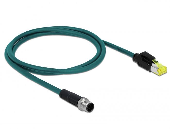 Ein grünes Ethernet-Kabel mit RJ45-Stecker auf der einen und M12-Stecker auf der anderen Seite, geeignet für industrielle Anwendungen.