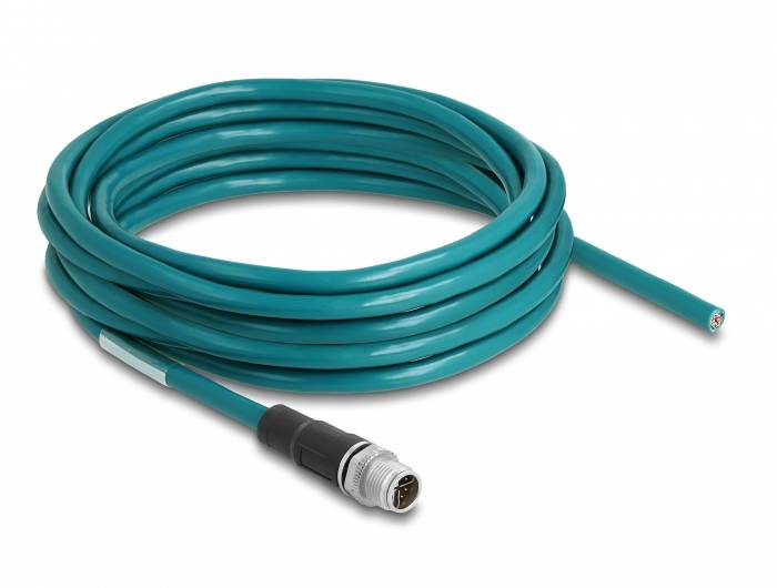 Ein langes, zusammengerolltes grünes Kabel mit einem männlichen Stecker an einem Ende, typischerweise für elektronische Verbindungen verwendet.