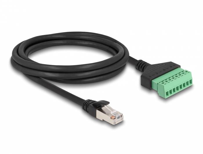 Ein schwarzes Ethernet-Kabel mit einem RJ45-Stecker auf einer Seite und einem grünen Terminalblock-Stecker auf der anderen Seite.