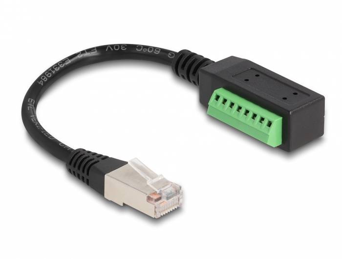 Ein schwarzes Kabel mit einem RJ45-Stecker auf der einen Seite und einem grünen sechspoligen Terminalblock auf der anderen Seite.